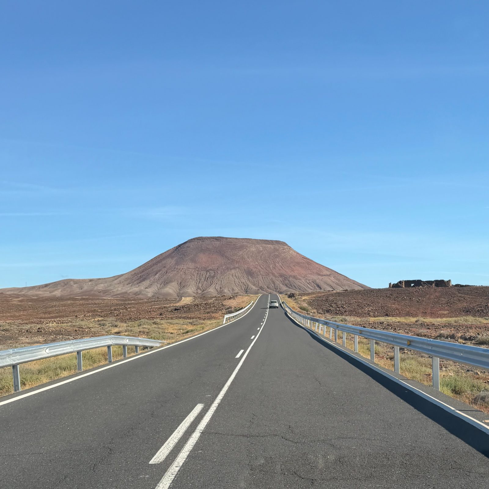 Strada costiera vista dall’auto: un viaggio già in movimento